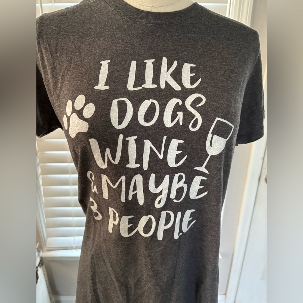 Ladies Dogs & Wine tee!